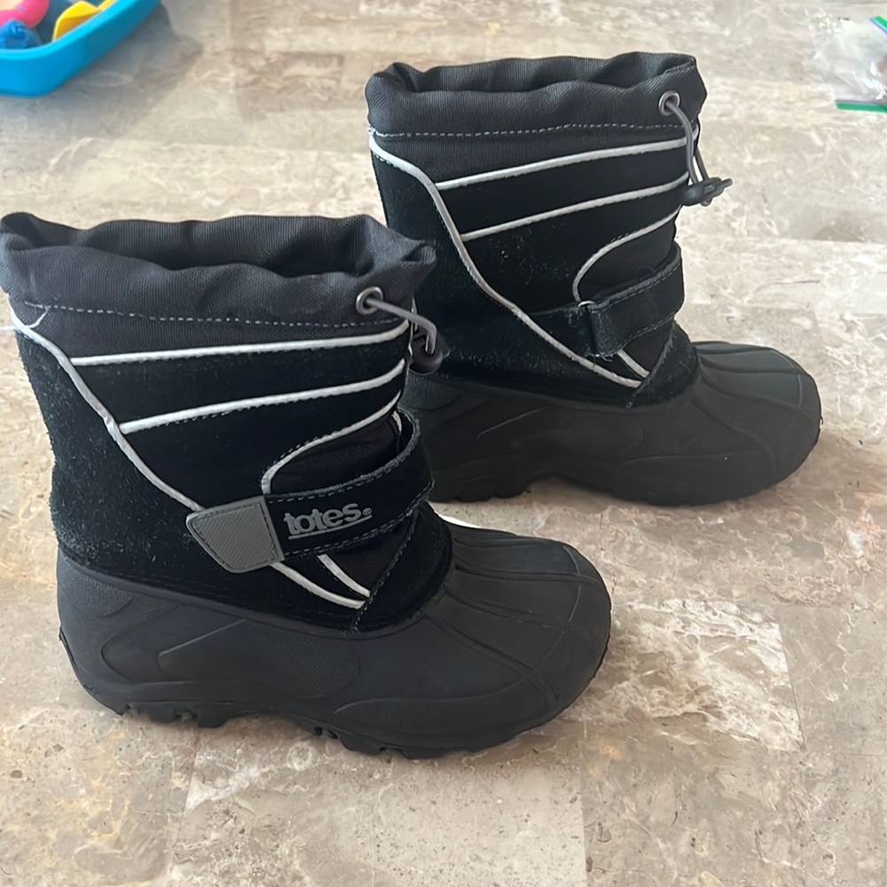 Totes Kid Snow boots size 12 Medium lightly worn